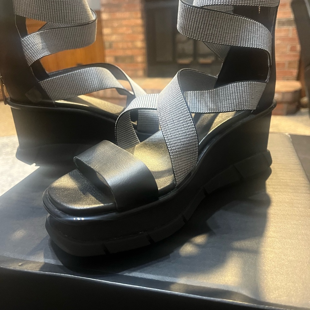 Sorel Black Strappy Sandals Never Used